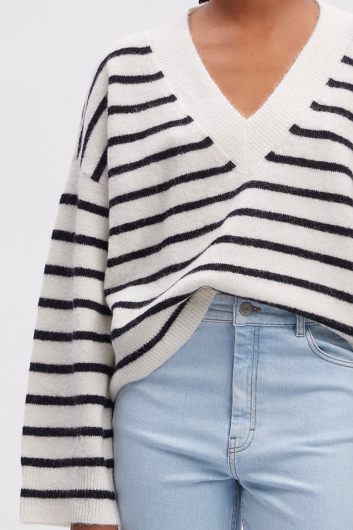 Alpha v-neck ivory black striped