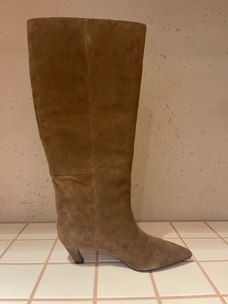 Violet Boots fandango